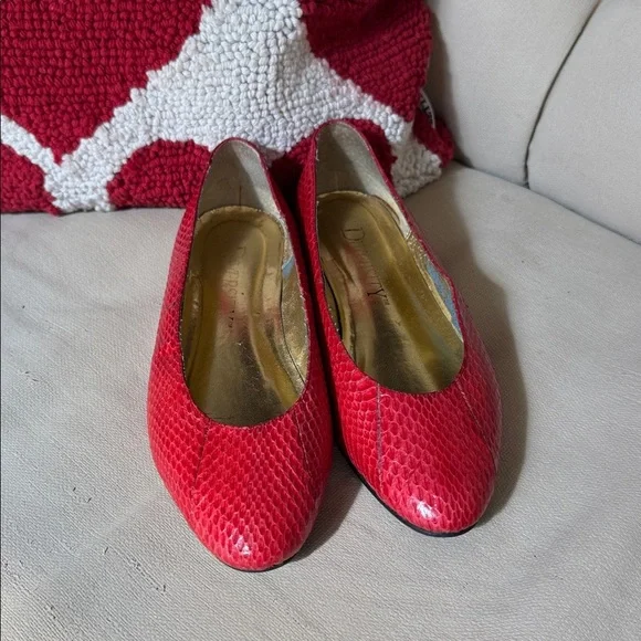 Elegant Red Snake Pattern Women's Loafers - Picture 3 of 4